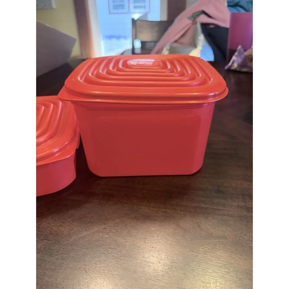 set of 2 Tupperware Stuffables 11 cup and 5 cup 16191-2 1620-3